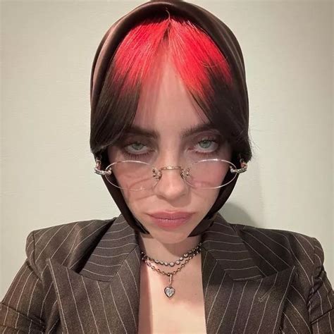 billie eilish clevage|Billie EIlish fans ‘in cardiac arrest’ over rare cleavage。